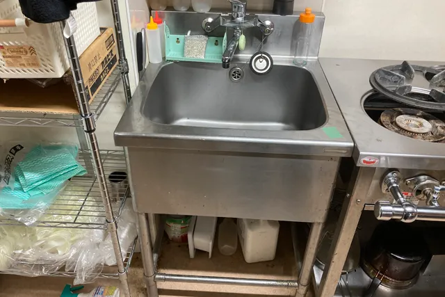 スケルトン工事で撤去されたカフェの厨房機器